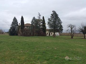 Rustico con terreno di 11 mila mq
