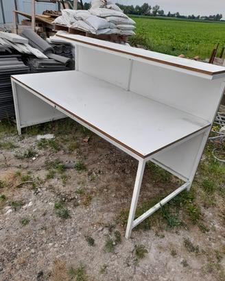 Tavolo da lavoro.