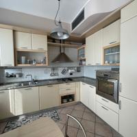 Cucina angolare in laminato e piano in granito