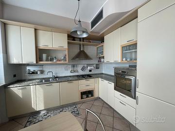 Cucina angolare in laminato e piano in granito