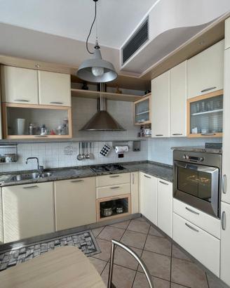 Cucina angolare in laminato e piano in granito