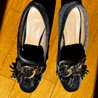 Scarpe velluto eleganti con fibbia