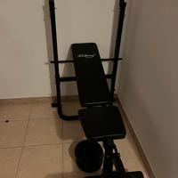 Panca con bilancere e set di pesi
