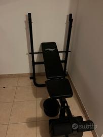 Panca con bilancere e set di pesi