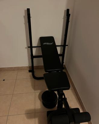 Panca con bilancere e set di pesi