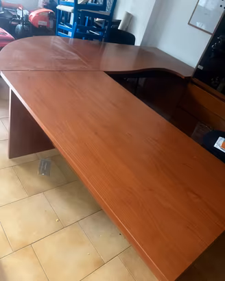 Tavolo e mobile ufficio