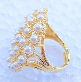 Anello in ottone e perline bianche sintetiche