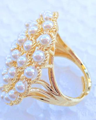 Anello in ottone e perline bianche sintetiche