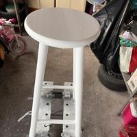 Sgabello bianco opaco