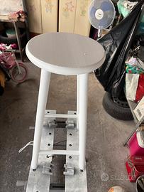 Sgabello bianco opaco