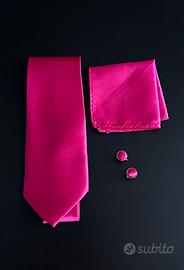 Cravatta, pochette e gemelli colore fucsia