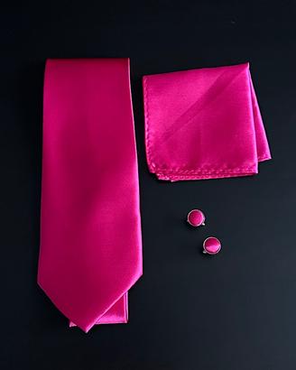 Cravatta, pochette e gemelli colore fucsia