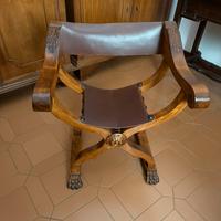 Poltroncina in legno con seduta in cuoio