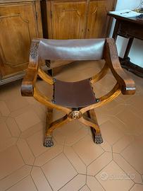 Poltroncina in legno con seduta in cuoio