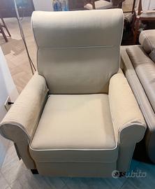 Poltrona e poggiapiedi in tessuto