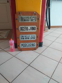 insegna da vecchio negozio di alimentari 