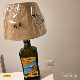 lampada fatta con bottiglie di vari whisky 