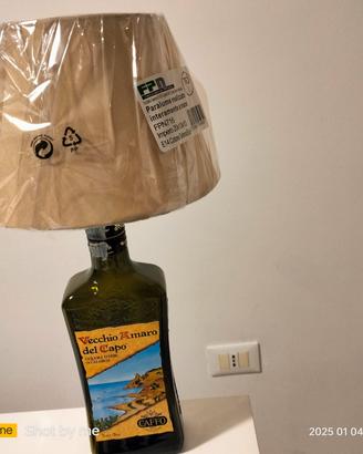 lampada fatta con bottiglie di vari whisky 