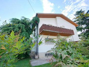 villa con appartamento e magazzino