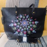 Borsa in pelle decorata a mano