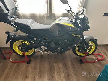 MT09 grigio opaco/fluo