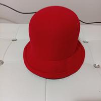 cappello rosso a bombetta 