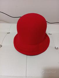 cappello rosso a bombetta 