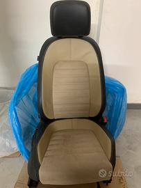 Interni in pelle nera e alcantara beige per Passat