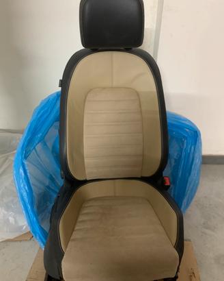 Interni in pelle nera e alcantara beige per Passat