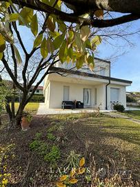 Villetta a schiera di 200 m² con più di 5 locali a