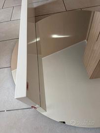 mobile di ingresso e coppia di divani