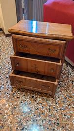 Comodino a 3 cassetti in legno 