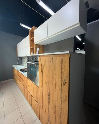 Cucina lineare in legno-PREZZI SHOCK- FUORI TUTTO!