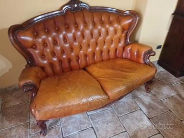 divano in cuoio capitone'