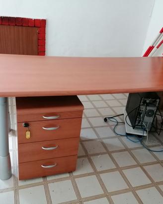 Scrivania e cassettiera da ufficio