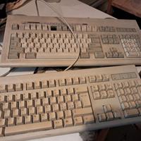 Computer vintage con tastiere e stampante ad aghi