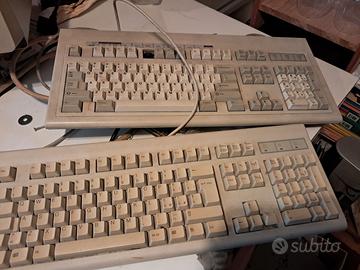 Computer vintage con tastiere e stampante ad aghi