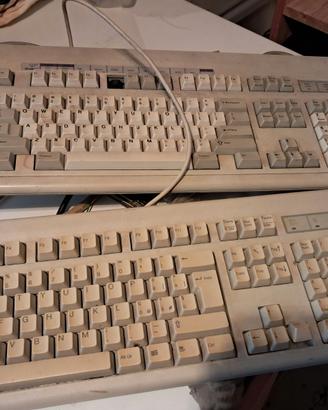 Computer vintage con tastiere e stampante ad aghi