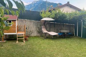 Elegante Trilocale con Giardino, Garage e Cantina