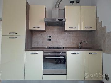  Cucina con elettrodomestici 