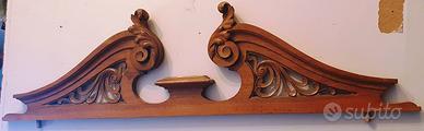 Vecchio fregio sovra porta in legno
