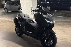 Tmax 560 2025