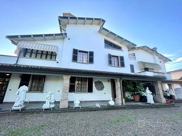 Capannone con casa adiacente