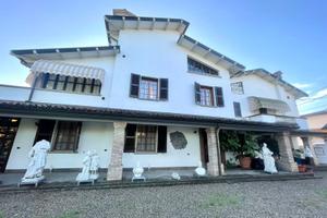 Capannone con casa adiacente