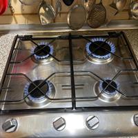 Piano cottura Indesit.