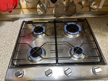 Piano cottura Indesit.