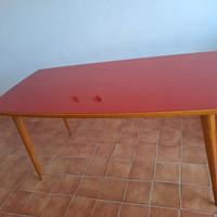 Tavolo con vetro rosso