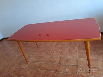 Tavolo con vetro rosso