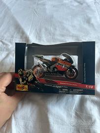 Modellino Honda RC211V Valentino Rossi 2003 Repsol