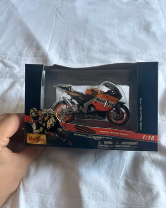 Modellino Honda RC211V Valentino Rossi 2003 Repsol